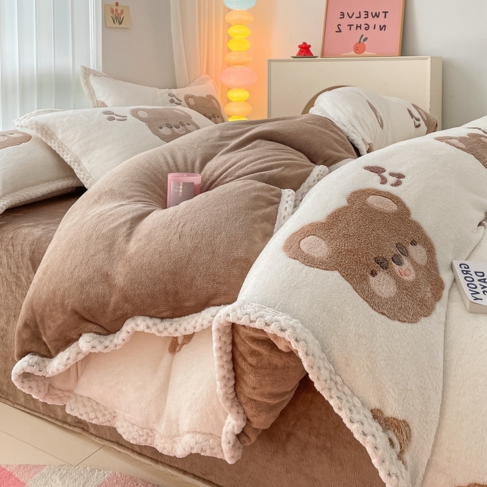 91家纺网 家纺一手货源 找家纺 川悦生活 2023新款立体雪花绒宽边四件套 宽边可爱熊仔