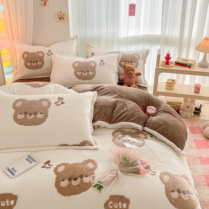 91家纺网 家纺一手货源 找家纺 川悦生活 2023新款立体雪花绒宽边四件套 宽边可爱熊仔