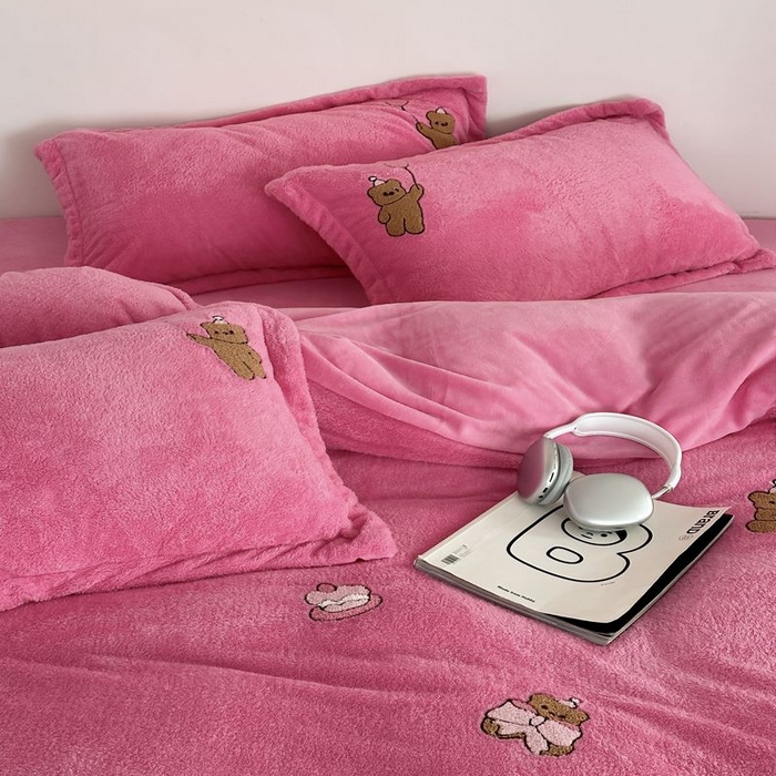 91家纺网 家纺一手货源 找家纺 萝莉家纺 2023新款冬季加厚软绵绵的泰迪绒美丽绒毛巾绣牛奶绒四件套 汽球熊玫红