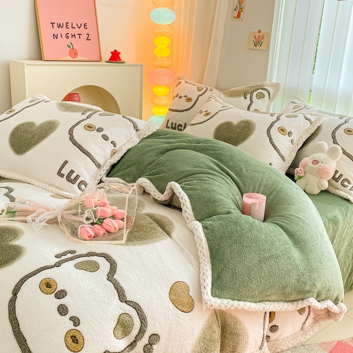 91家纺网 家纺一手货源 找家纺 川悦生活 2023新款立体雪花绒宽边四件套 宽边好运熊熊