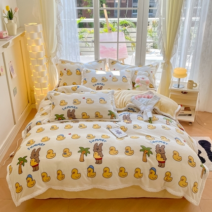 91家纺网 家纺一手货源 找家纺 川悦生活 2023新款宽边牛奶绒工艺款四件套 宽边夏日小熊