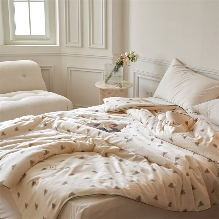 91家纺网 家纺一手货源 找家纺 汇庭 2023新款雅棉春秋被-棚拍 摩卡爱心