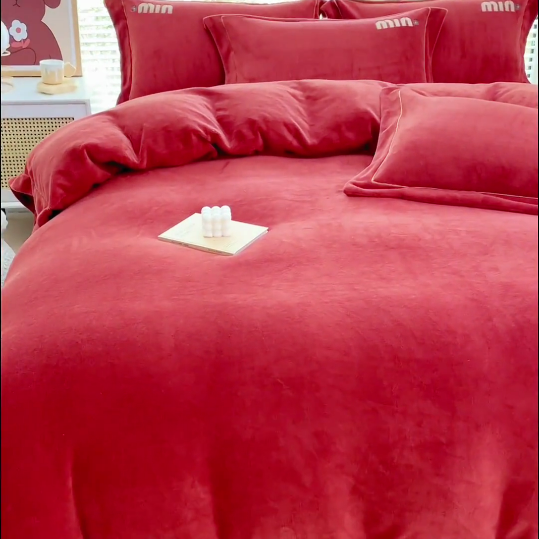 91家纺网 家纺一手货源 找家纺 梦可莱2023新款迷妮绣花牛奶绒四件套 铁锈红