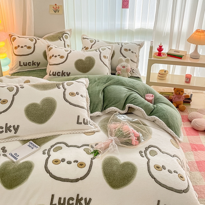 91家纺网 家纺一手货源 找家纺 川悦生活 2023新款立体雪花绒宽边四件套 宽边好运熊熊