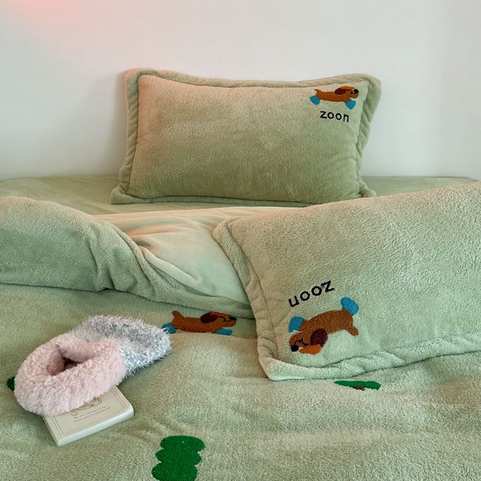 91家纺网 家纺一手货源 找家纺 萝莉家纺 2023新款冬季加厚软绵绵的泰迪绒美丽绒毛巾绣牛奶绒四件套 快乐狗