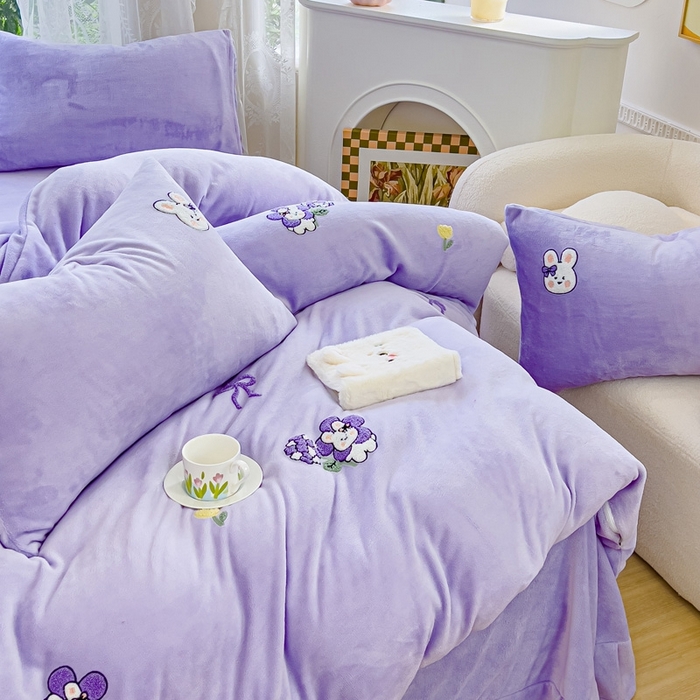 91家纺网 家纺一手货源 找家纺 米瑞娜 2024新款纯色毛巾绣牛奶绒四件套 安妮宝贝-紫
