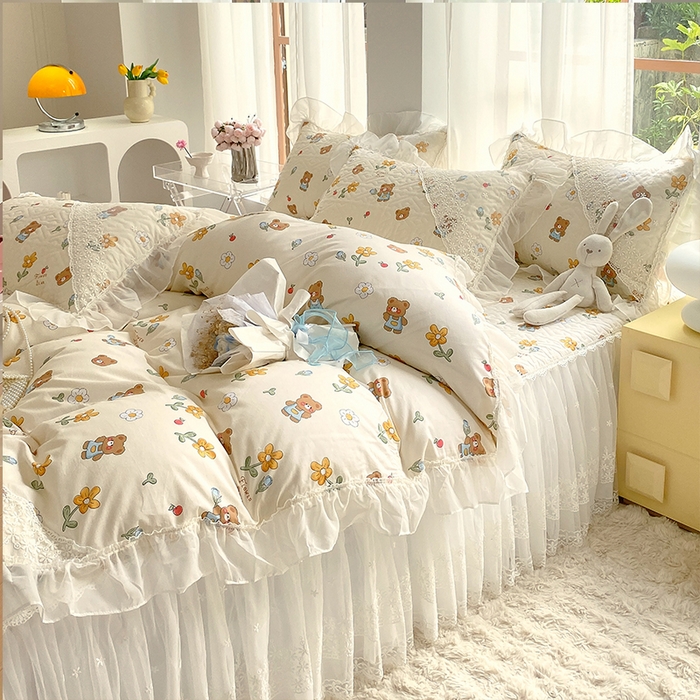 91家纺网 家纺一手货源 找家纺 罗艺轩家纺2024新款全棉蕾丝夹棉床裙忆江南系列-四件套 忆江南~安妮小熊