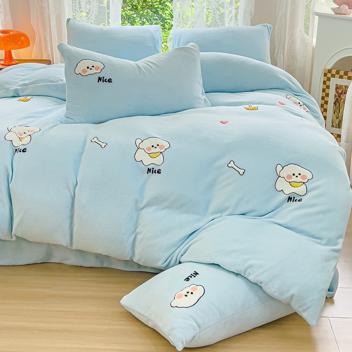 91家纺网 家纺一手货源 找家纺 米瑞娜 2024新款纯色毛巾绣牛奶绒四件套 皮皮狗-蓝