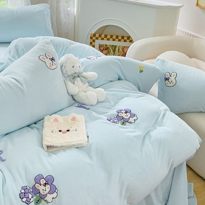 91家纺网 家纺一手货源 找家纺 米瑞娜 2024新款纯色毛巾绣牛奶绒四件套 安妮宝贝-蓝