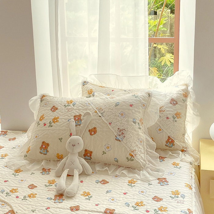 91家纺网 家纺一手货源 找家纺 罗艺轩家纺2024新款全棉蕾丝夹棉床裙忆江南系列-床裙三件套 忆江南~安妮小熊