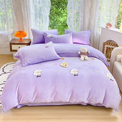 91家纺网 家纺一手货源 找家纺 米瑞娜 2024新款纯色毛巾绣牛奶绒四件套 皮皮狗-紫