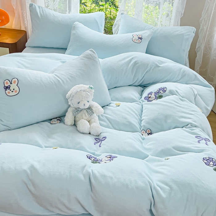 91家纺网 家纺一手货源 找家纺 米瑞娜 2024新款纯色毛巾绣牛奶绒四件套 安妮宝贝-蓝