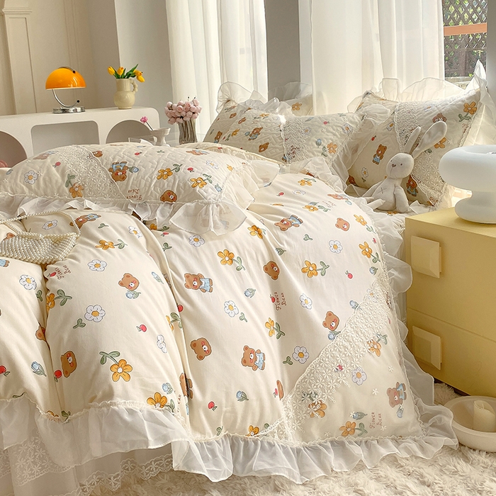 91家纺网 家纺一手货源 找家纺 罗艺轩家纺2024新款全棉蕾丝夹棉床裙忆江南系列-四件套 忆江南~安妮小熊