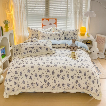 91家纺网 家纺一手货源 找家纺 麦朵家居 2023新款双层花边小碎花牛奶绒四件套 兰花朵朵