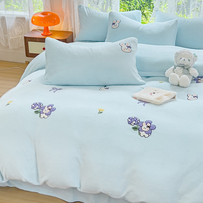 91家纺网 家纺一手货源 找家纺 米瑞娜 2024新款纯色毛巾绣牛奶绒四件套 安妮宝贝-蓝