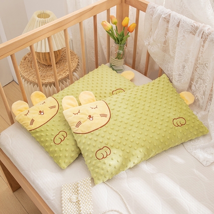 91家纺网 家纺一手货源 找家纺 织布人 2023新款枕芯幼儿园儿童学生枕猫咪刺绣豆豆绒安抚枕枕套+枕芯 豆豆猫咪枕-苹果绿