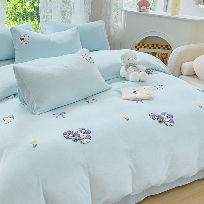 91家纺网 家纺一手货源 找家纺 米瑞娜 2024新款纯色毛巾绣牛奶绒四件套 安妮宝贝-蓝