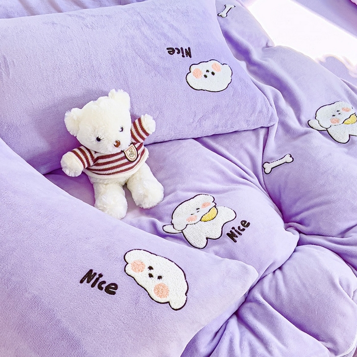 91家纺网 家纺一手货源 找家纺 米瑞娜 2024新款纯色毛巾绣牛奶绒四件套 皮皮狗-紫