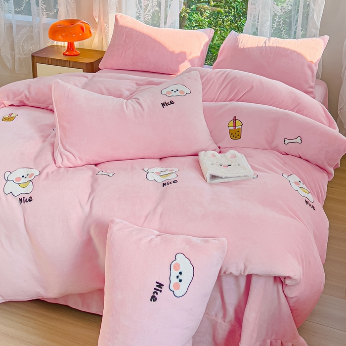 91家纺网 家纺一手货源 找家纺 米瑞娜 2024新款纯色毛巾绣牛奶绒四件套 皮皮狗-粉