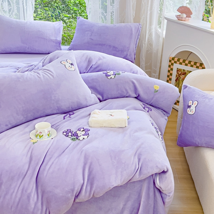 91家纺网 家纺一手货源 找家纺 米瑞娜 2024新款纯色毛巾绣牛奶绒四件套 安妮宝贝-紫