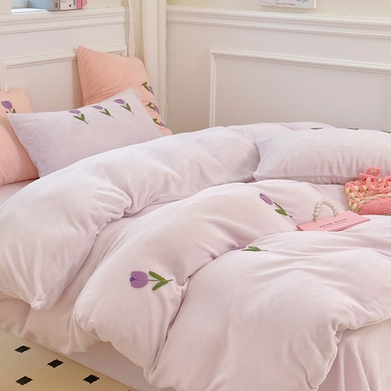 91家纺网 家纺一手货源 找家纺 2023新款牛奶绒毛巾绣四件套 郁金香-紫