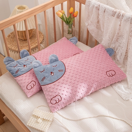 91家纺网 家纺一手货源 找家纺 织布人 2023新款枕芯幼儿园儿童学生枕猫咪刺绣豆豆绒安抚枕枕套+枕芯 豆豆猫咪枕-粉色