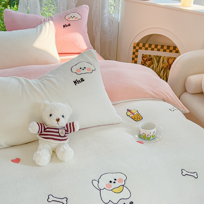 91家纺网 家纺一手货源 找家纺 米瑞娜 2024新款纯色毛巾绣牛奶绒四件套 皮皮狗-奶白拼粉玉