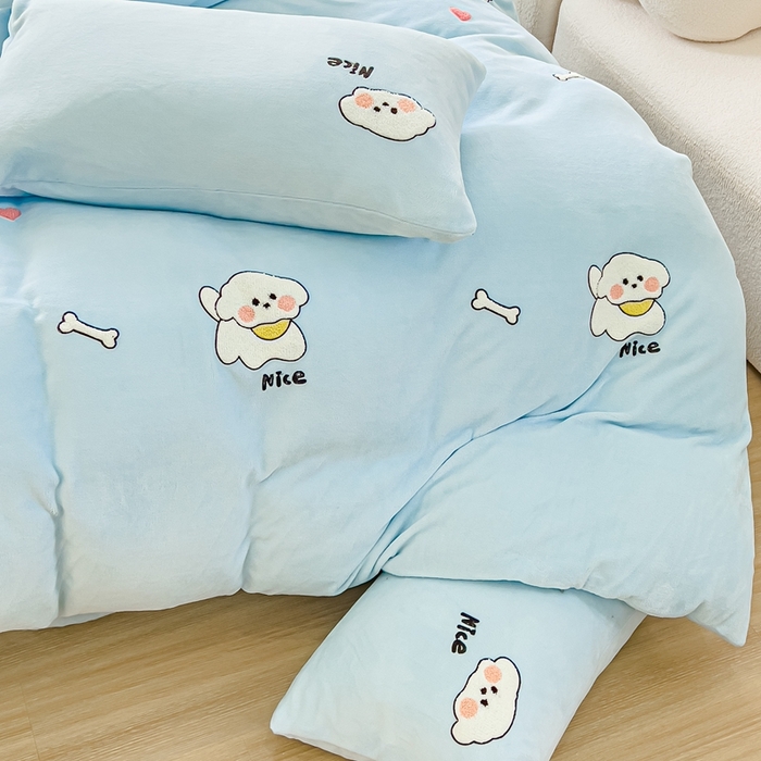 91家纺网 家纺一手货源 找家纺 米瑞娜 2024新款纯色毛巾绣牛奶绒四件套 皮皮狗-蓝