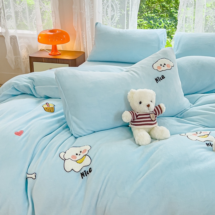 91家纺网 家纺一手货源 找家纺 米瑞娜 2024新款纯色毛巾绣牛奶绒四件套 皮皮狗-蓝