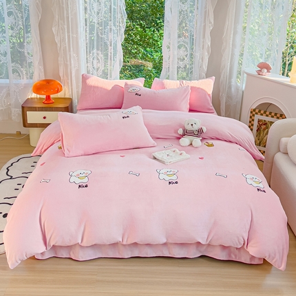 91家纺网 家纺一手货源 找家纺 米瑞娜 2024新款纯色毛巾绣牛奶绒四件套 皮皮狗-粉