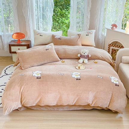 91家纺网 家纺一手货源 找家纺 米瑞娜 2024新款纯色毛巾绣牛奶绒四件套 皮皮狗-咖