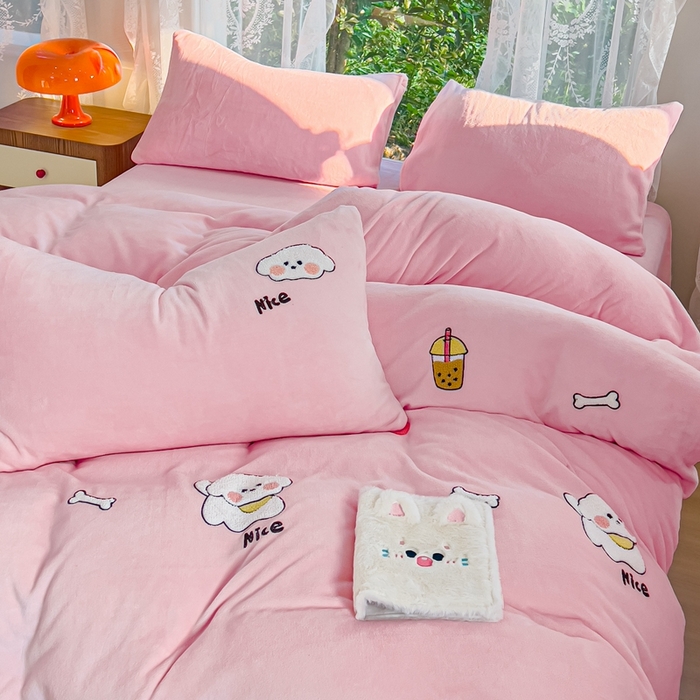 91家纺网 家纺一手货源 找家纺 米瑞娜 2024新款纯色毛巾绣牛奶绒四件套 皮皮狗-粉