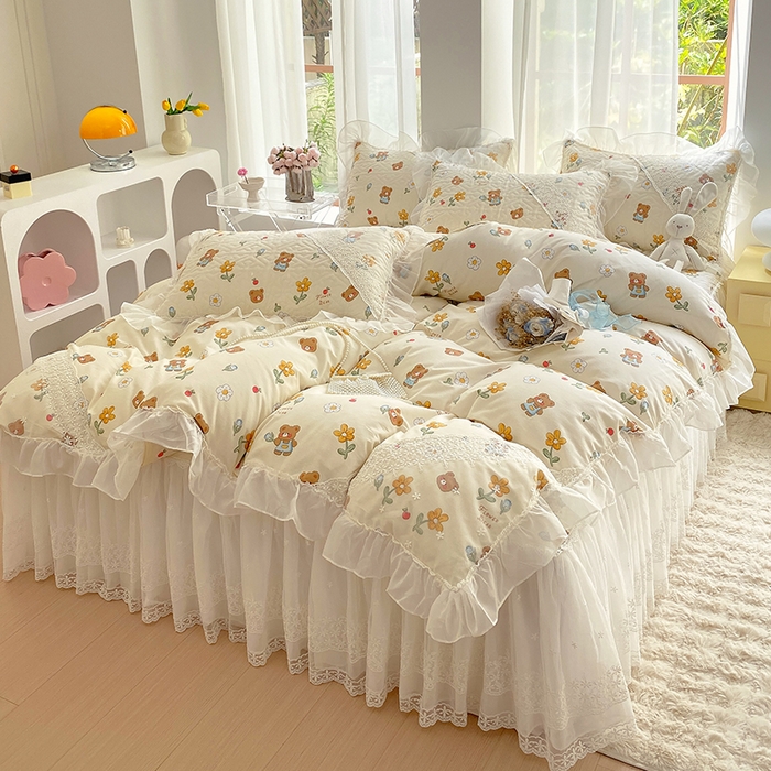91家纺网 家纺一手货源 找家纺 罗艺轩家纺2024新款全棉蕾丝夹棉床裙忆江南系列-四件套 忆江南~安妮小熊