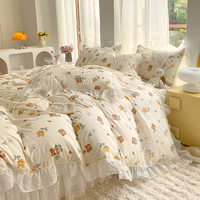 91家纺网 家纺一手货源 找家纺 罗艺轩家纺2024新款全棉蕾丝夹棉床裙忆江南系列-四件套 忆江南~安妮小熊