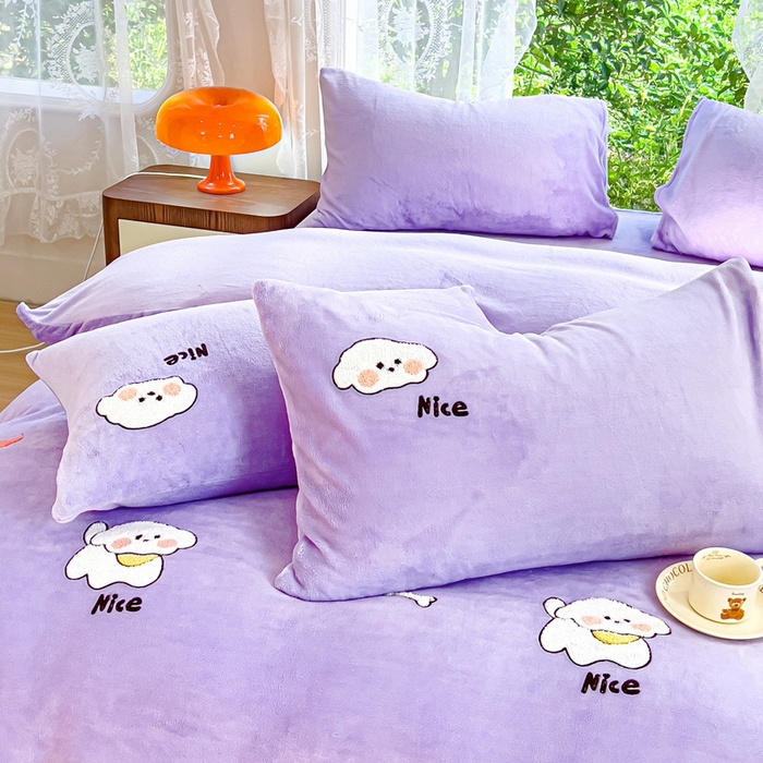 91家纺网 家纺一手货源 找家纺 米瑞娜 2024新款纯色毛巾绣牛奶绒四件套 皮皮狗-紫