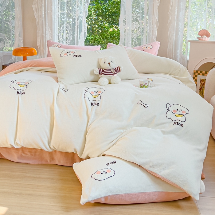 91家纺网 家纺一手货源 找家纺 米瑞娜 2024新款纯色毛巾绣牛奶绒四件套 皮皮狗-奶白拼粉玉