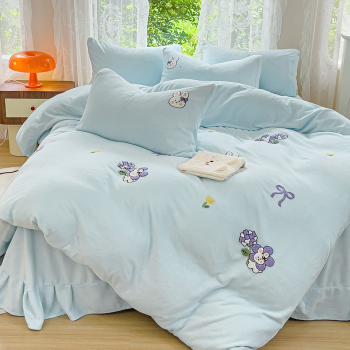 91家纺网 家纺一手货源 找家纺 米瑞娜 2024新款纯色毛巾绣牛奶绒四件套 安妮宝贝-蓝