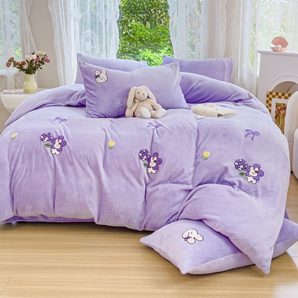91家纺网 家纺一手货源 找家纺 米瑞娜 2024新款纯色毛巾绣牛奶绒四件套 安妮宝贝-紫