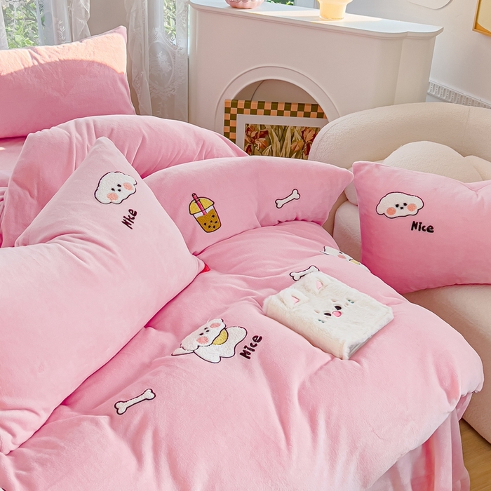 91家纺网 家纺一手货源 找家纺 米瑞娜 2024新款纯色毛巾绣牛奶绒四件套 皮皮狗-粉