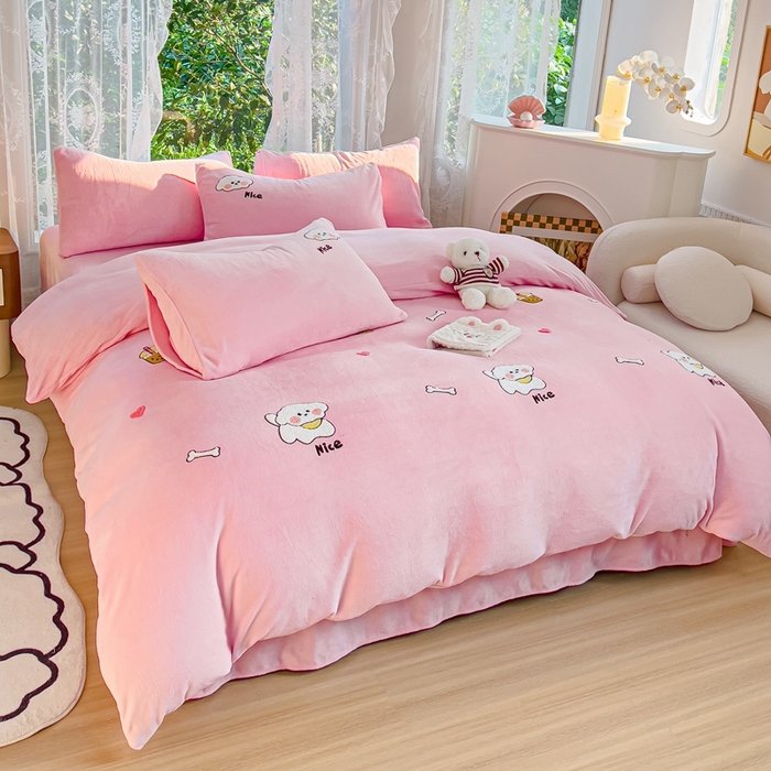 91家纺网 家纺一手货源 找家纺 米瑞娜 2024新款纯色毛巾绣牛奶绒四件套 皮皮狗-粉