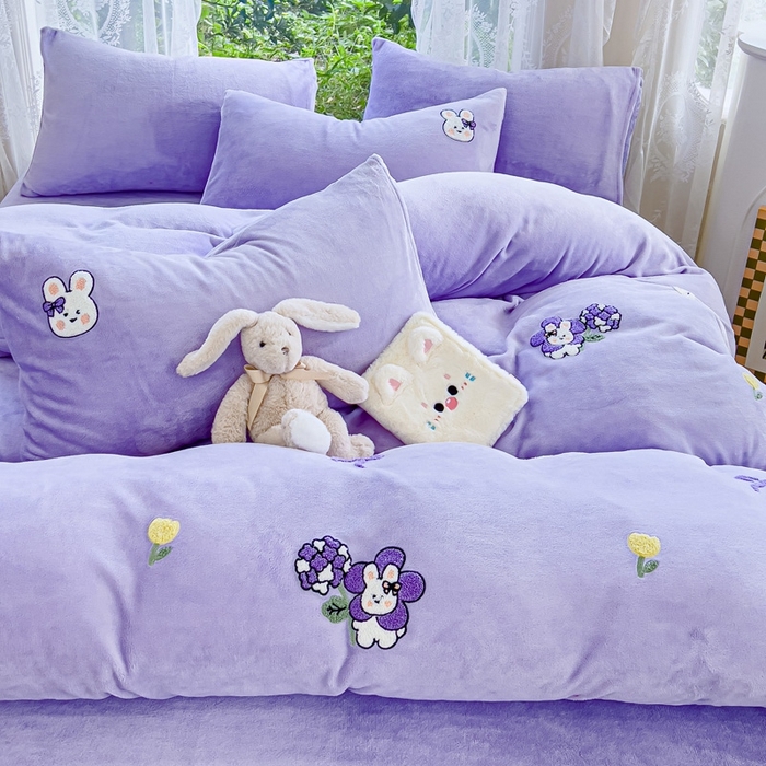 91家纺网 家纺一手货源 找家纺 米瑞娜 2024新款纯色毛巾绣牛奶绒四件套 安妮宝贝-紫