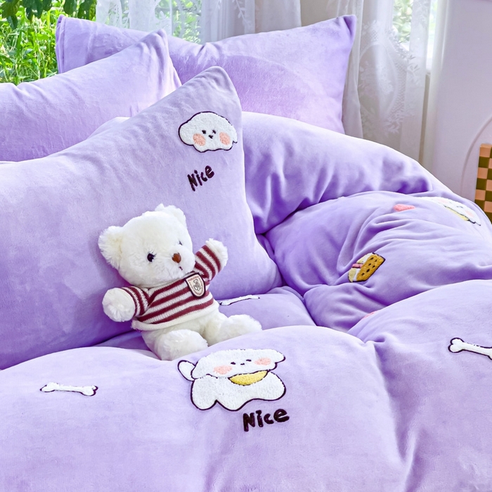 91家纺网 家纺一手货源 找家纺 米瑞娜 2024新款纯色毛巾绣牛奶绒四件套 皮皮狗-紫