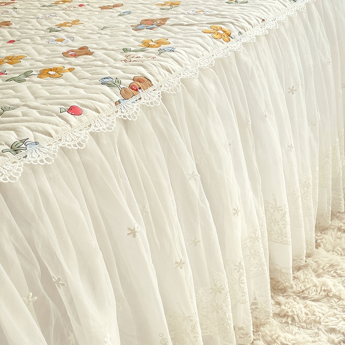 91家纺网 家纺一手货源 找家纺 罗艺轩家纺2024新款全棉蕾丝夹棉床裙忆江南系列-床裙三件套 忆江南~安妮小熊