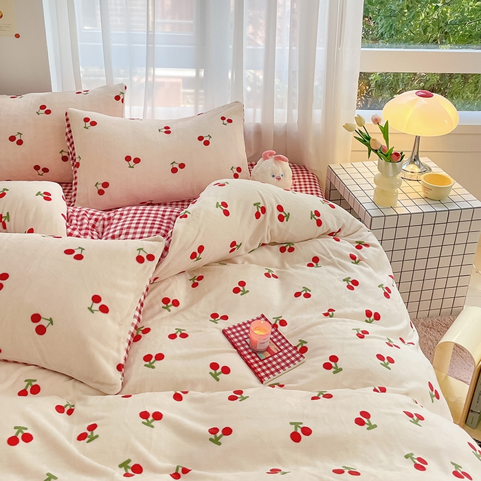 91家纺网 家纺一手货源 找家纺 桃子 2023新款ins小清新韩系可爱卡通奶油兔子加厚牛奶绒系列四件套详情第三批 绒-红格樱桃