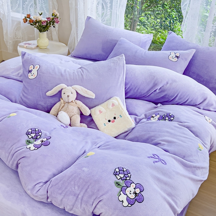 91家纺网 家纺一手货源 找家纺 米瑞娜 2024新款纯色毛巾绣牛奶绒四件套 安妮宝贝-紫