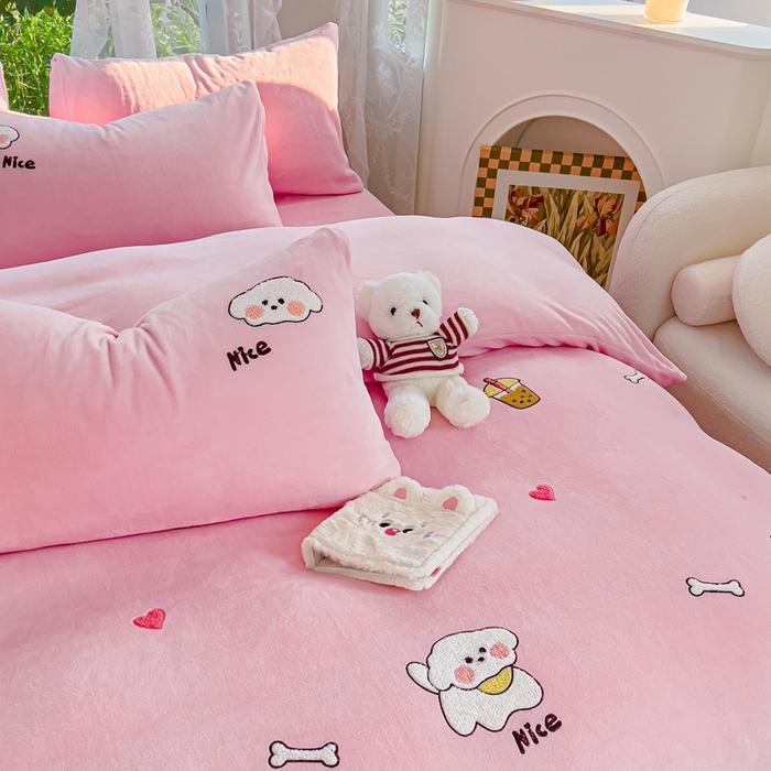 91家纺网 家纺一手货源 找家纺 米瑞娜 2024新款纯色毛巾绣牛奶绒四件套 皮皮狗-粉