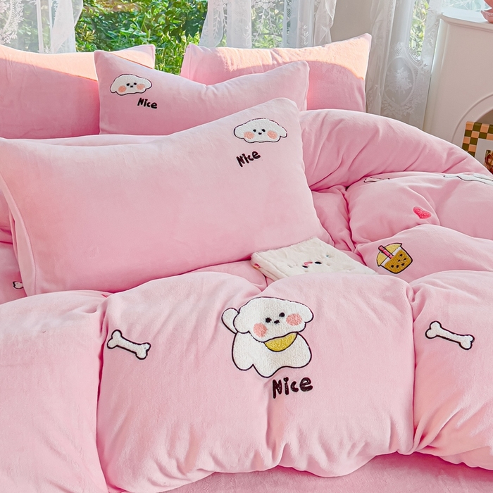 91家纺网 家纺一手货源 找家纺 米瑞娜 2024新款纯色毛巾绣牛奶绒四件套 皮皮狗-粉