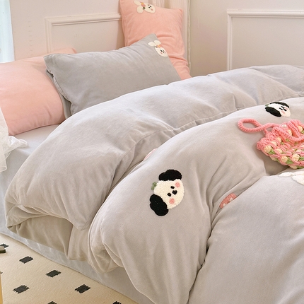 91家纺网 家纺一手货源 找家纺  2023新款牛奶绒毛巾绣四件套 帕恰狗狗-灰