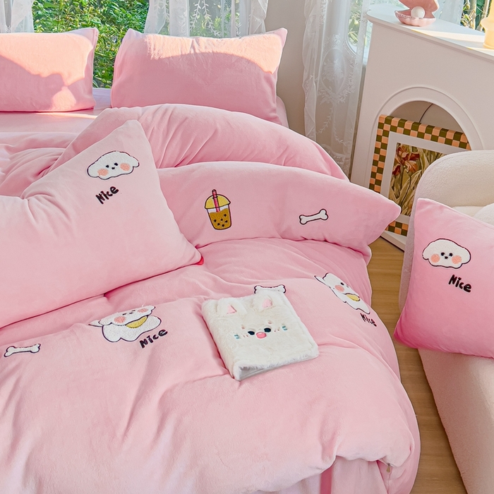 91家纺网 家纺一手货源 找家纺 米瑞娜 2024新款纯色毛巾绣牛奶绒四件套 皮皮狗-粉