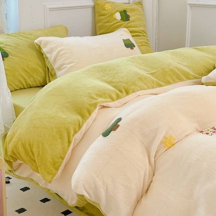 91家纺网 家纺一手货源 找家纺 2023新款牛奶绒毛巾绣四件套 圣诞树-奶白